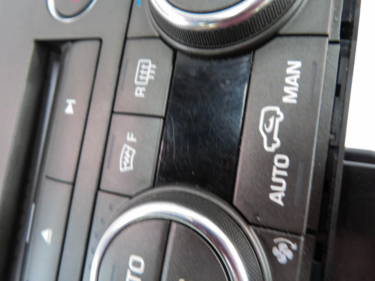Thumbnail 9: 12-13 RANGE ROVER EVOQUE (L538) HEATER A/C TEMPERATURE CONTROL w/ HEATED SEAT