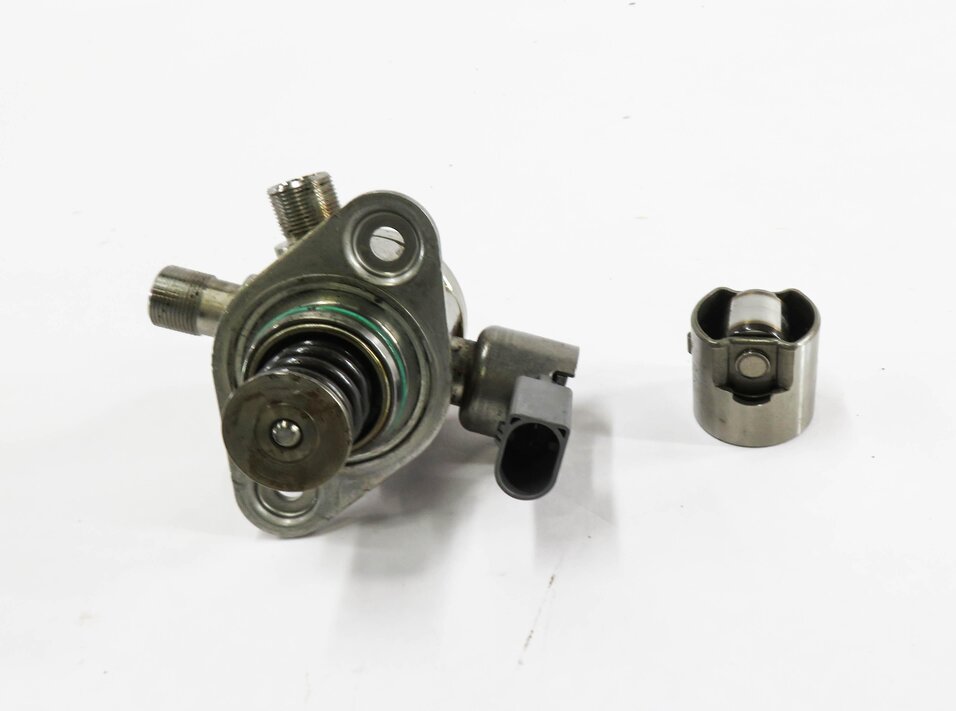Thumbnail 2: 2011-2020 MERCEDES E500 E550 S600 SL450 SL550 GL550 - LEFT MECHANICAL FUEL PUMP