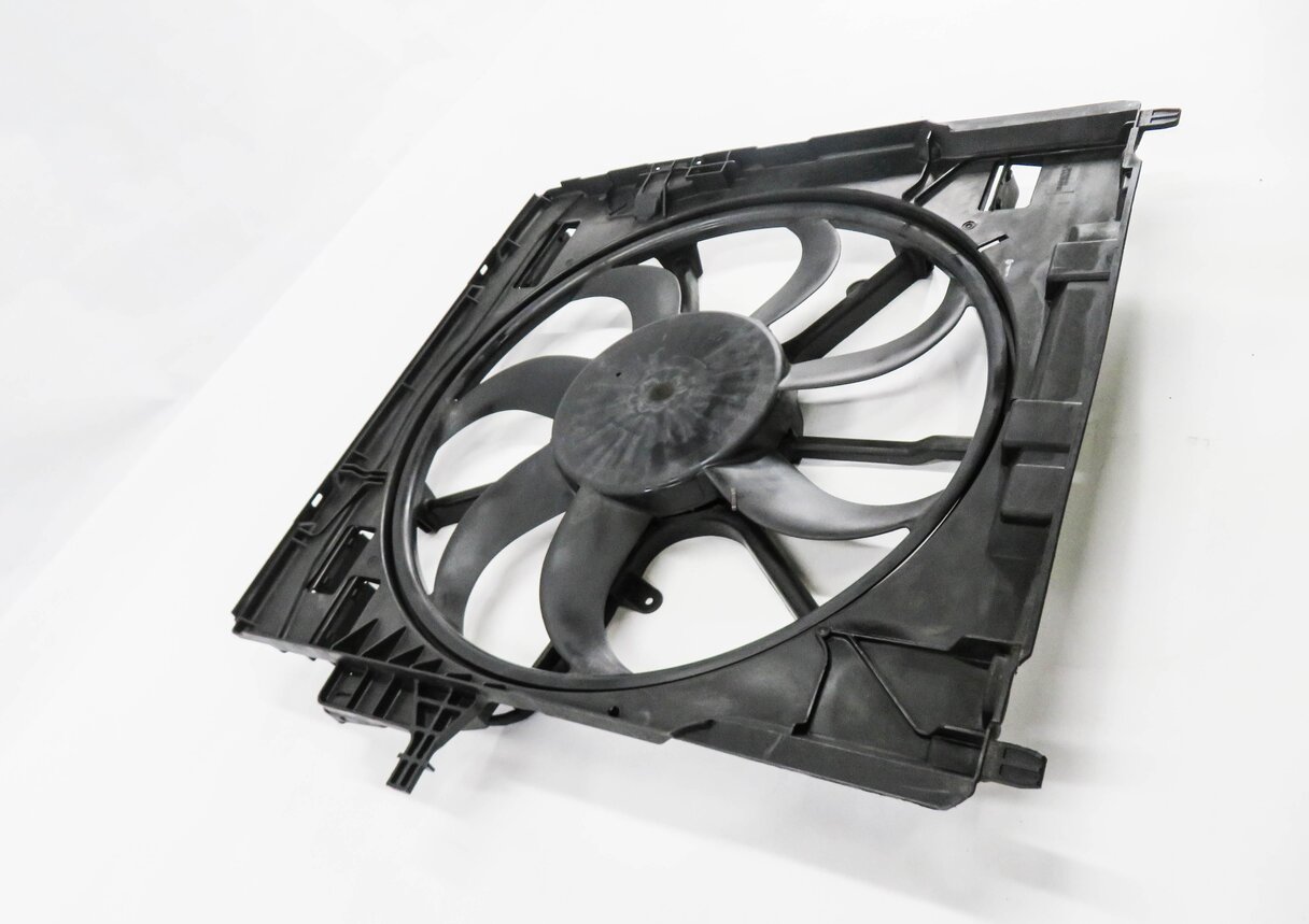 Thumbnail 3: 2007-2010 BMW X5 (E70) RADIATIOR COOLING FAN MOTOR w/ SHROUD (600 WATT)