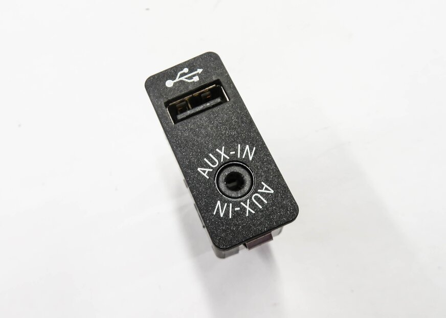 Thumbnail 1: 2013 BMW 535i (F10) RADIO STEREO AUX AUXILIARY AUDIO IN INPUT JACK w/ USB