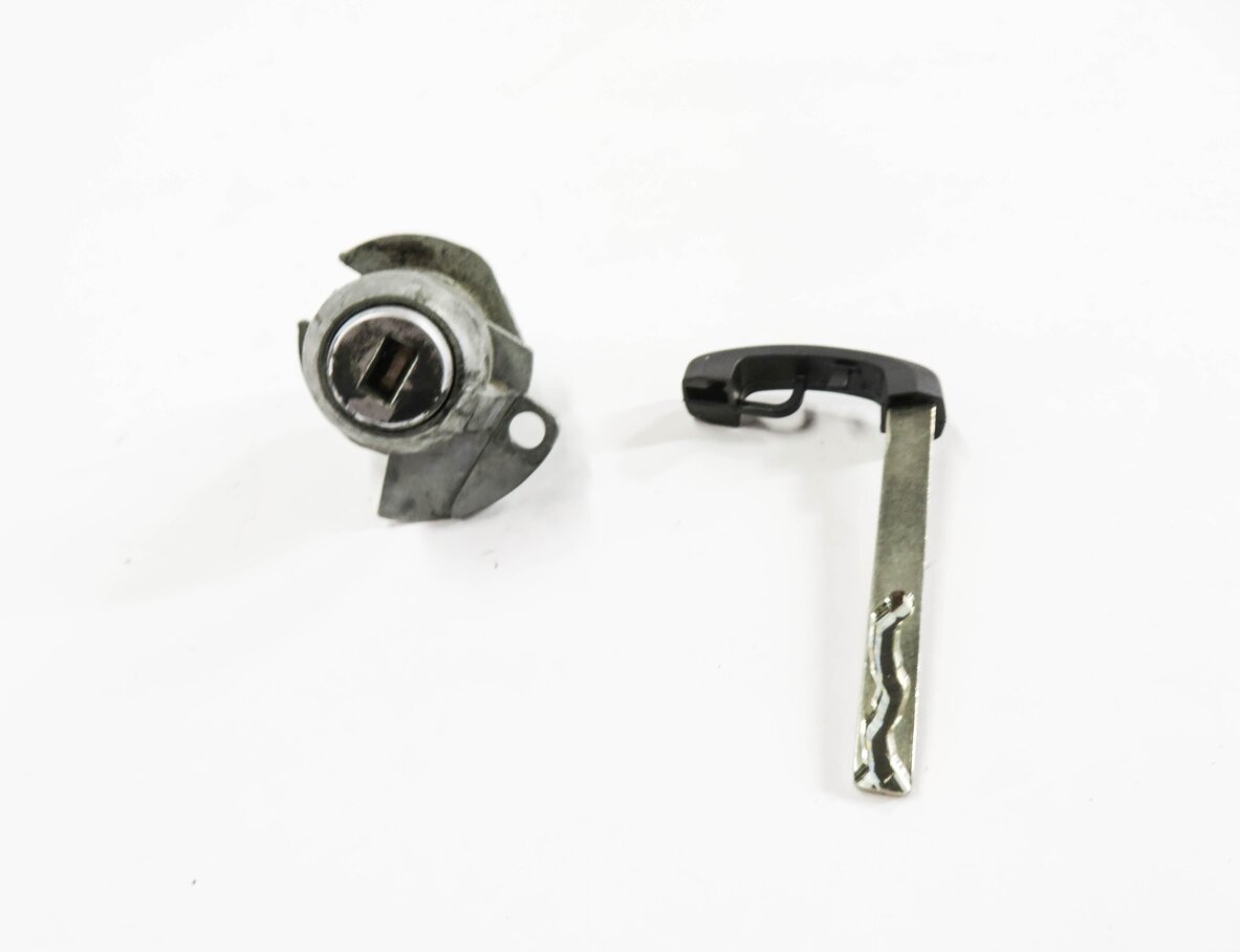 2013 BMW 535i (F10) LEFT FRONT DRIVER DOOR HANDLE LOCK CYLINDER w/ KEY
