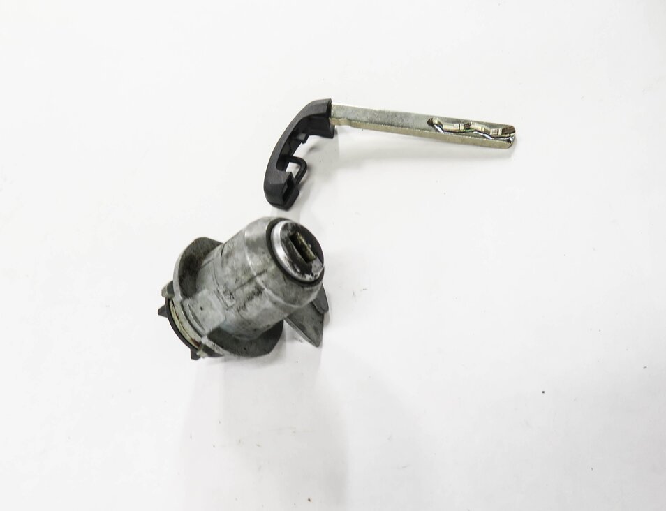 Thumbnail 2: 2013 BMW 535i (F10) LEFT FRONT DRIVER DOOR HANDLE LOCK CYLINDER w/ KEY