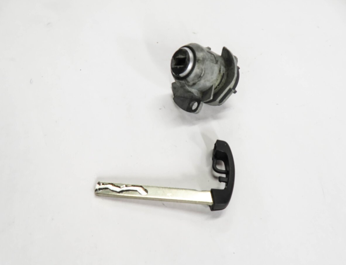 Thumbnail 3: 2013 BMW 535i (F10) LEFT FRONT DRIVER DOOR HANDLE LOCK CYLINDER w/ KEY