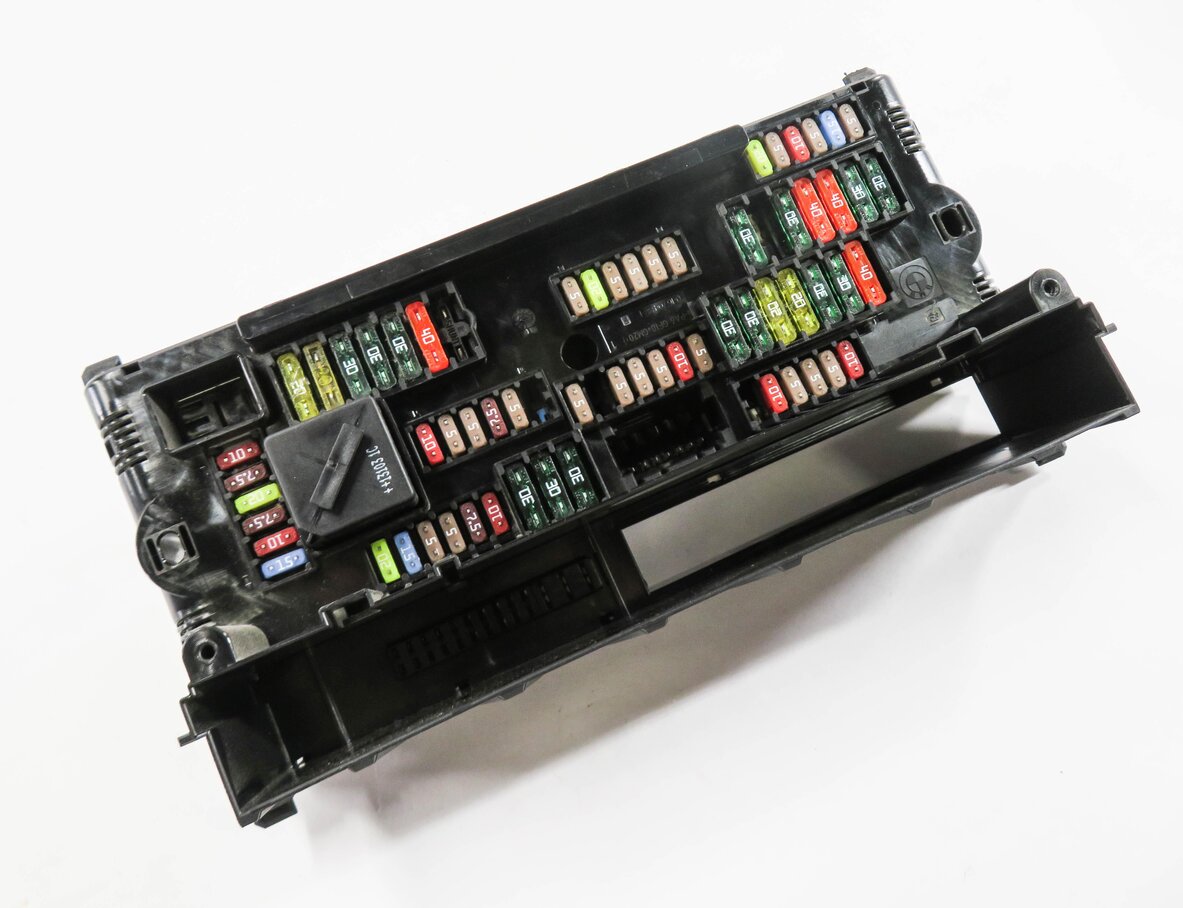 2013 BMW 535i (F10) FRONT POWER DISTRIBUTION FUSE BOX