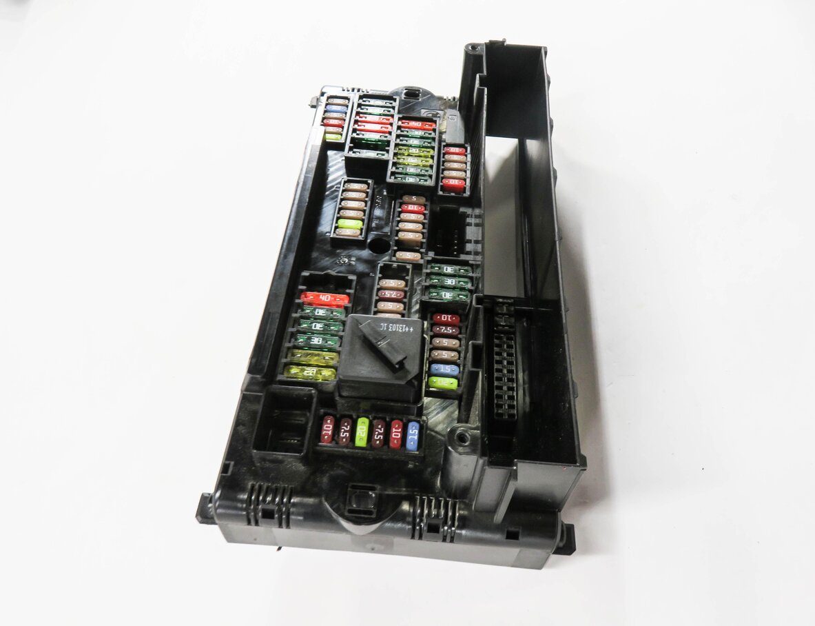 Thumbnail 3: 2013 BMW 535i (F10) FRONT POWER DISTRIBUTION FUSE BOX