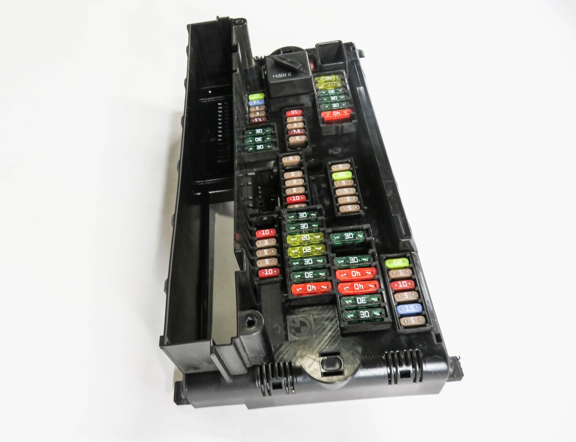 Thumbnail 4: 2013 BMW 535i (F10) FRONT POWER DISTRIBUTION FUSE BOX
