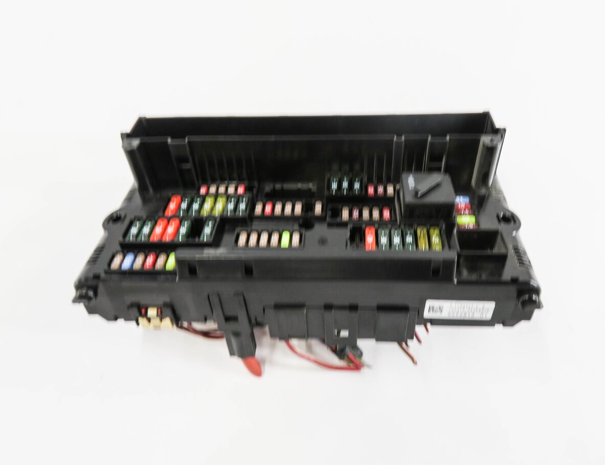 Thumbnail 5: 2013 BMW 535i (F10) FRONT POWER DISTRIBUTION FUSE BOX