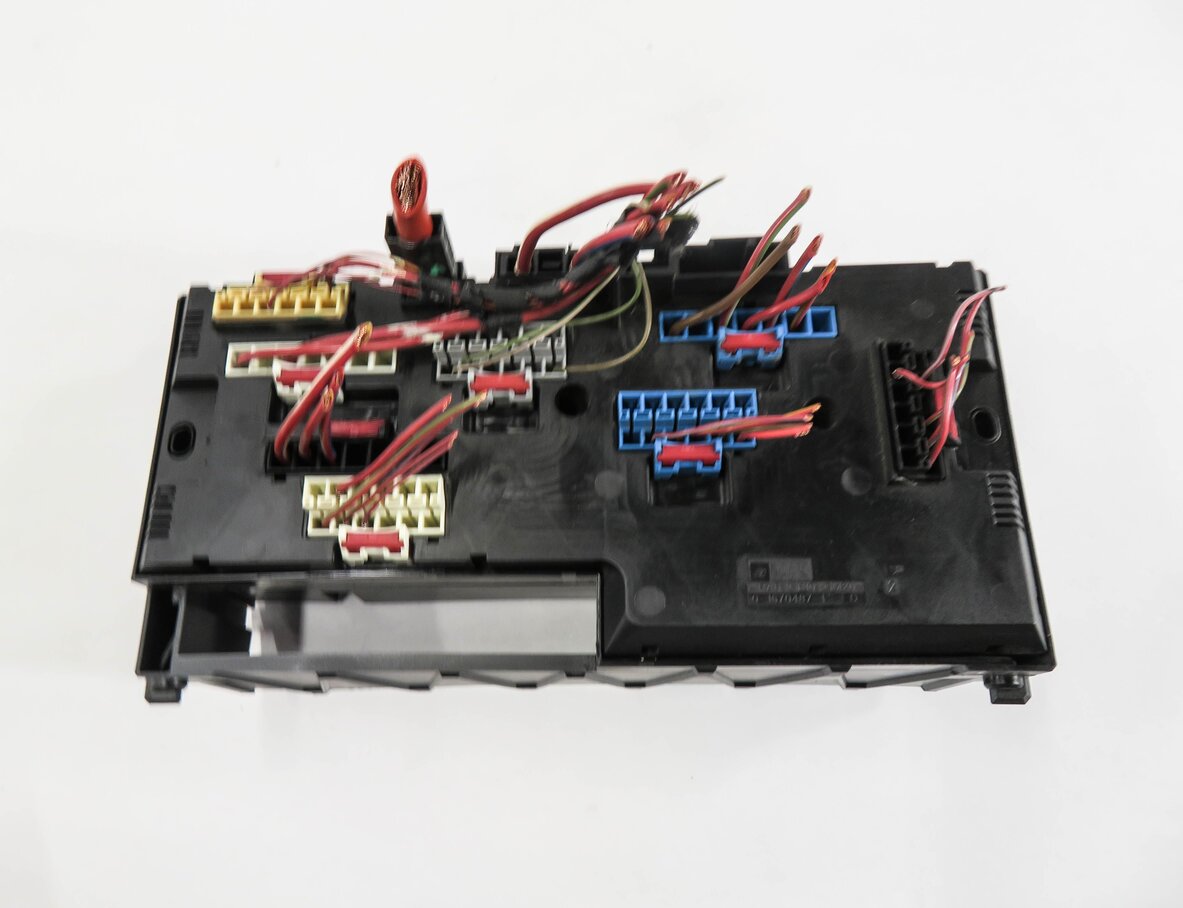 Thumbnail 7: 2013 BMW 535i (F10) FRONT POWER DISTRIBUTION FUSE BOX