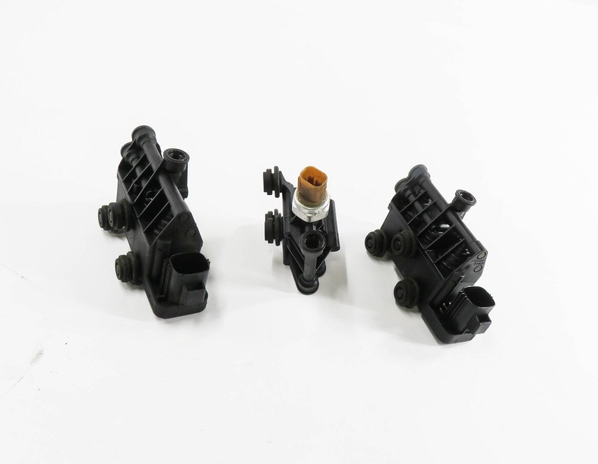 Thumbnail 2: 2006 RANGE ROVER SPORT (L320) AIR SUSPENSION VALVE BLOCK SET-3
