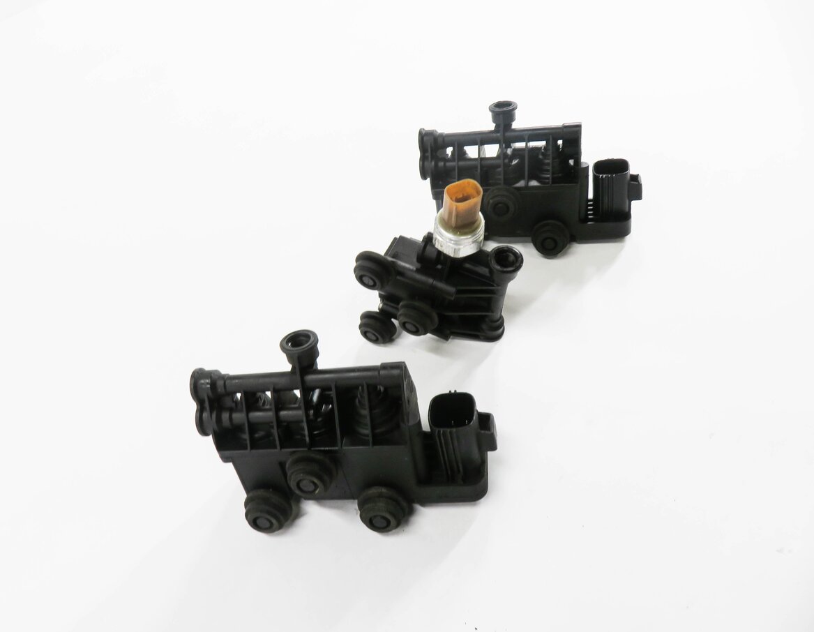 Thumbnail 3: 2006 RANGE ROVER SPORT (L320) AIR SUSPENSION VALVE BLOCK SET-3