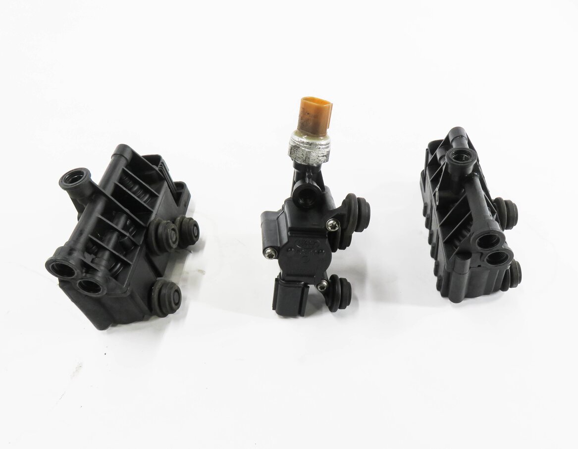 Thumbnail 5: 2006 RANGE ROVER SPORT (L320) AIR SUSPENSION VALVE BLOCK SET-3