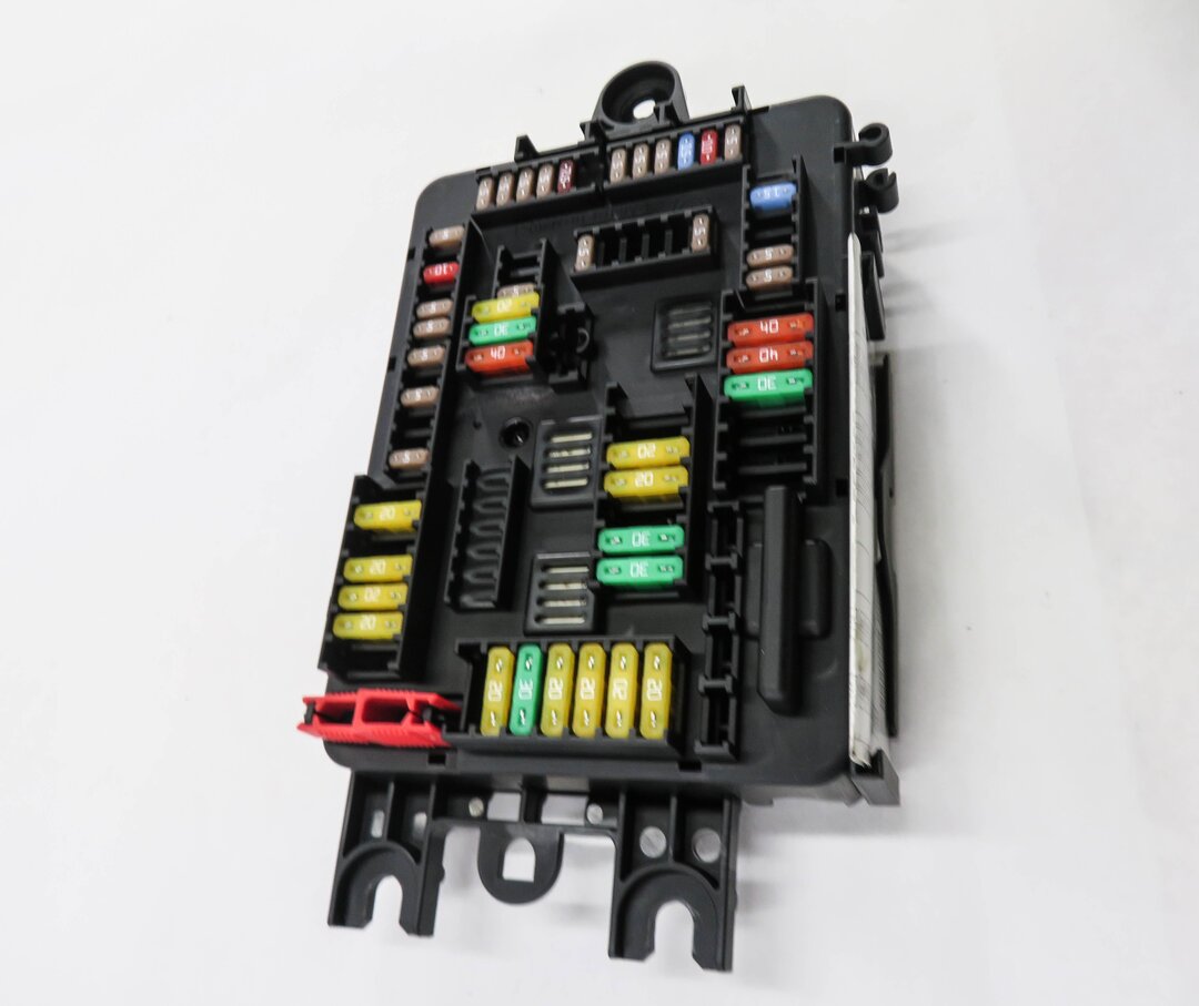 Thumbnail 3: 2016 BMW 340i (F30) REAR FUSE BOX