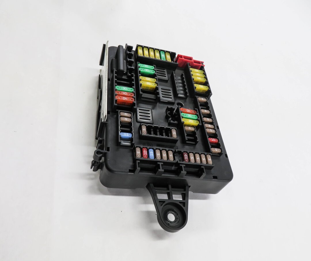 Thumbnail 4: 2016 BMW 340i (F30) REAR FUSE BOX