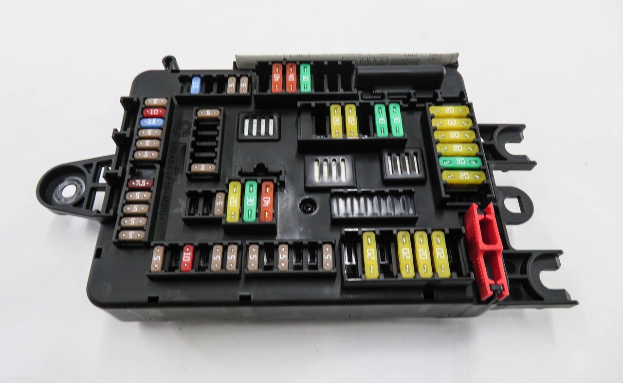 Thumbnail 5: 2016 BMW 340i (F30) REAR FUSE BOX