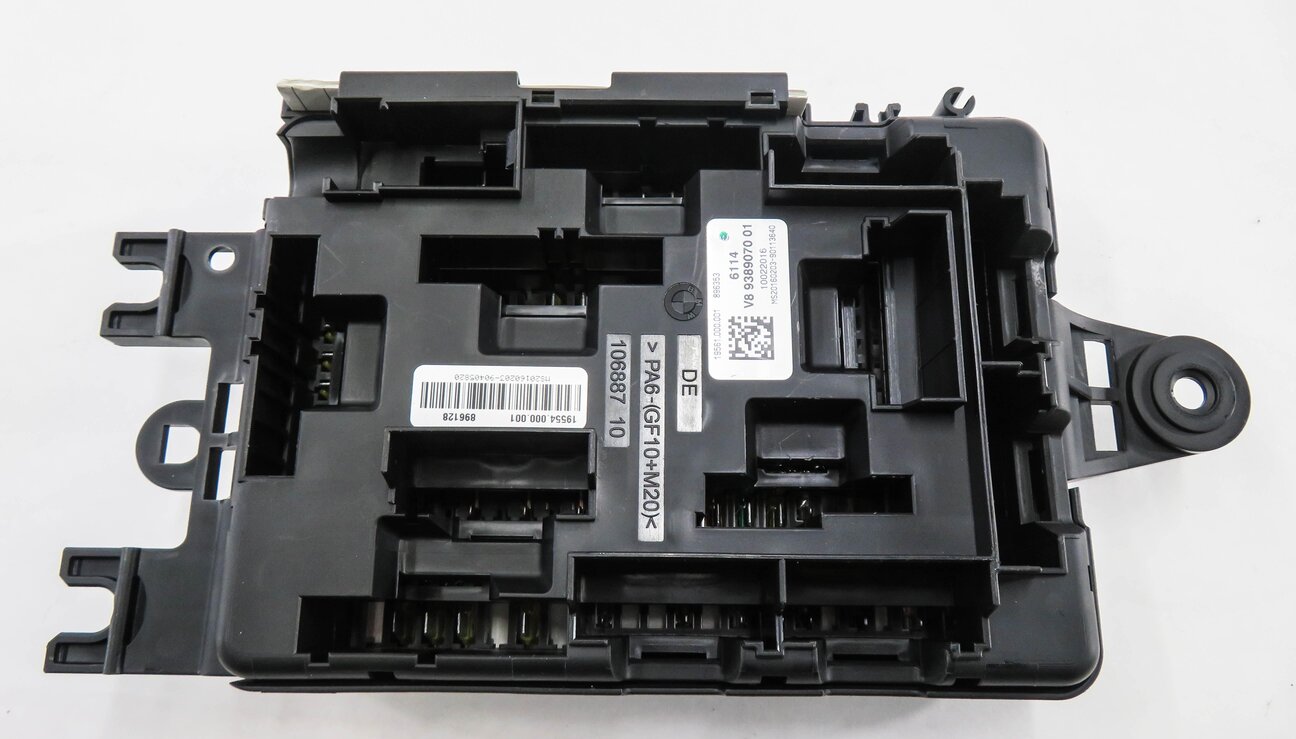 Thumbnail 6: 2016 BMW 340i (F30) REAR FUSE BOX