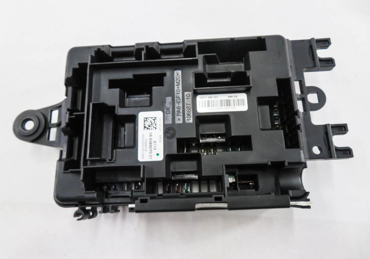 Thumbnail 7: 2016 BMW 340i (F30) REAR FUSE BOX