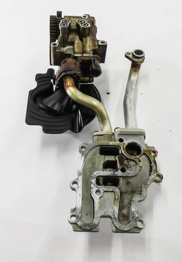 Thumbnail 4: 2011 AUDI A8 (D4 4H) 4.2L CDRA V8 ENGINE - OIL PUMP