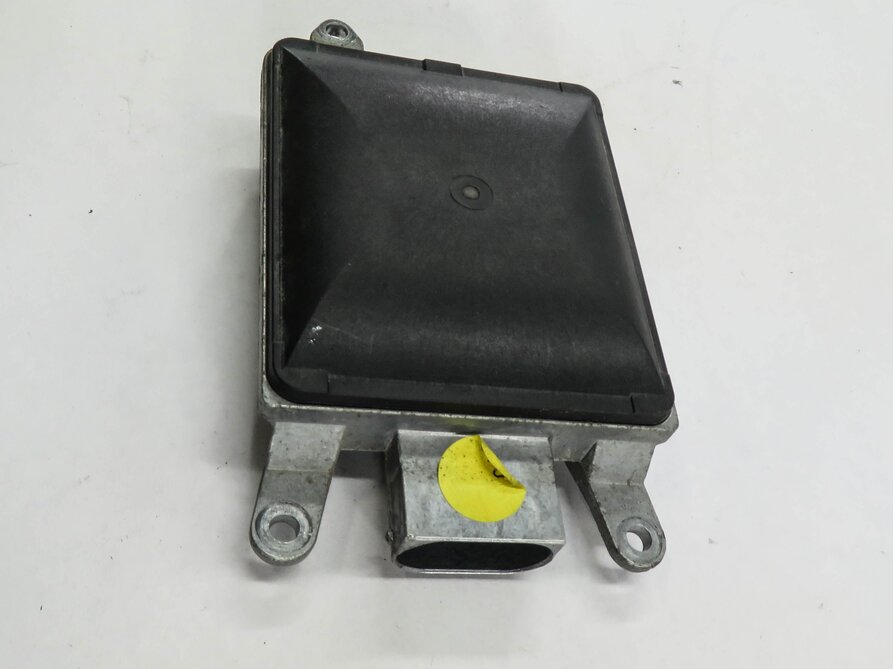 Thumbnail 3: 2011-2016 PORSCHE CAYENNE (958) RIGHT PASSENGER REAR BLIND SPOT RADAR MODULE