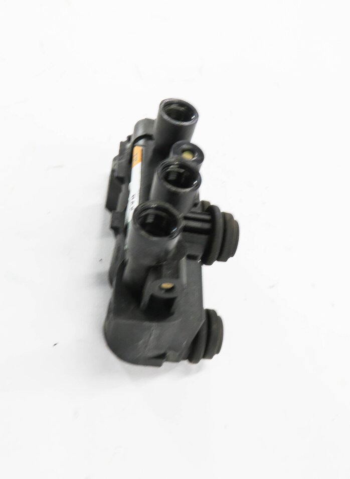 Thumbnail 3: 2013 RANGE ROVER (L405) FRONT AIR SUSPENSION VALVE BLOCK