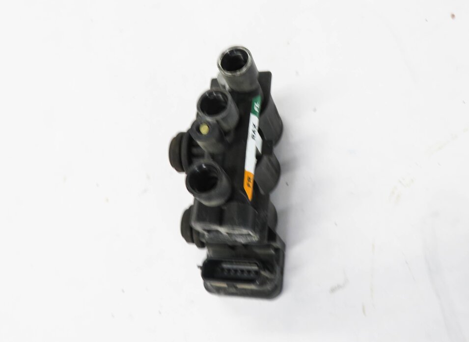 Thumbnail 4: 2013 RANGE ROVER (L405) FRONT AIR SUSPENSION VALVE BLOCK