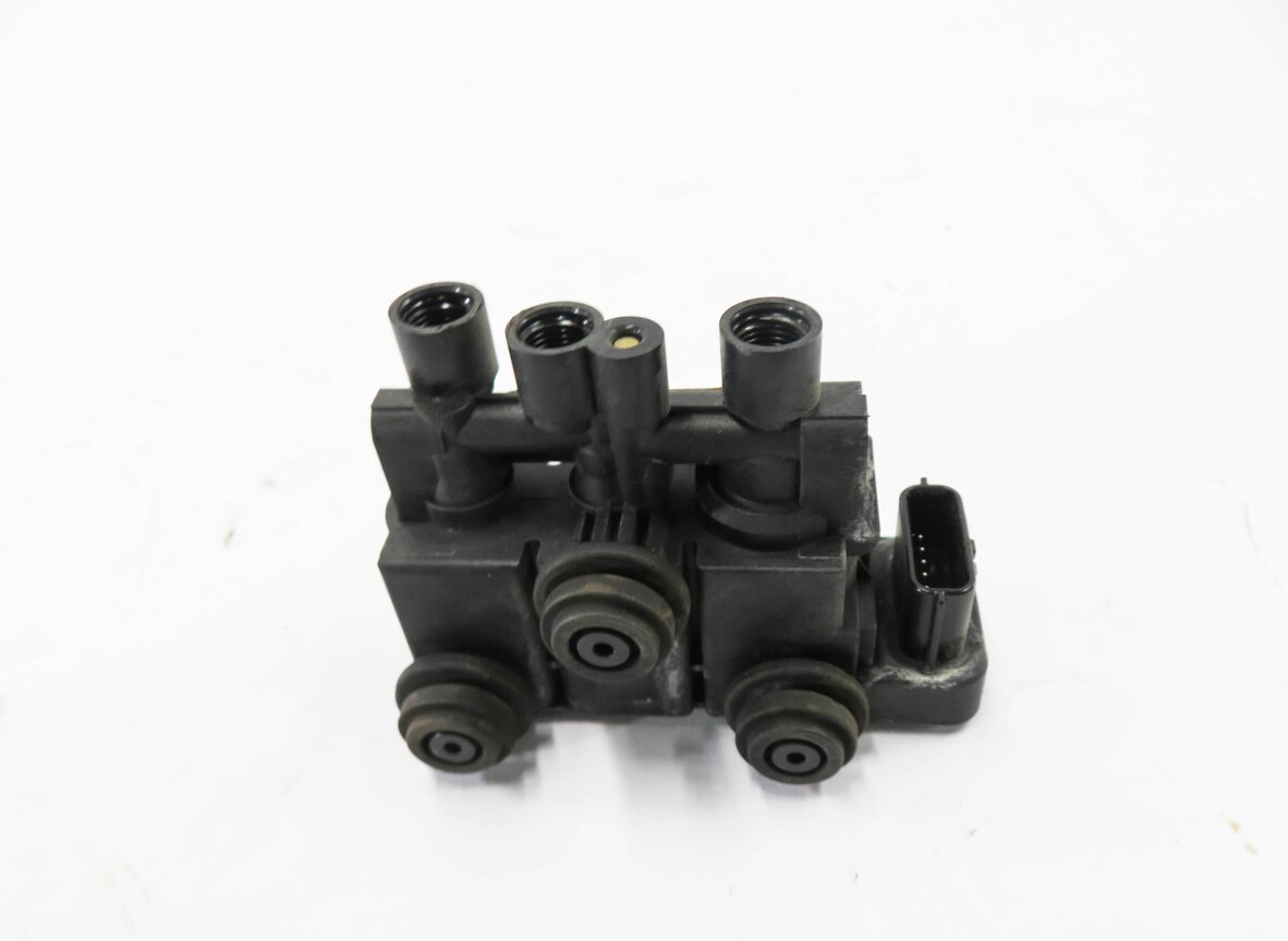 Thumbnail 5: 2013 RANGE ROVER (L405) FRONT AIR SUSPENSION VALVE BLOCK