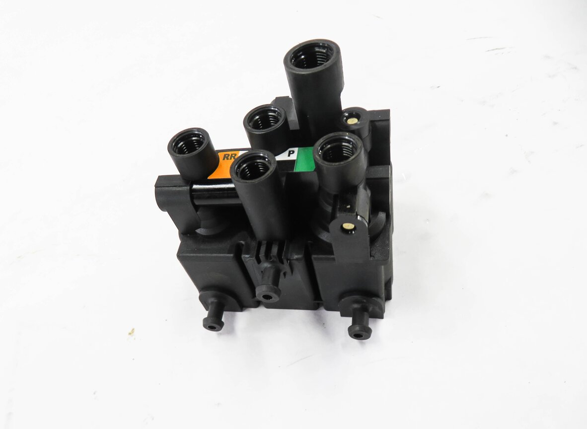 Thumbnail 2: 2013 RANGE ROVER (L405) REAR AIR SUSPENSION VALVE BLOCK
