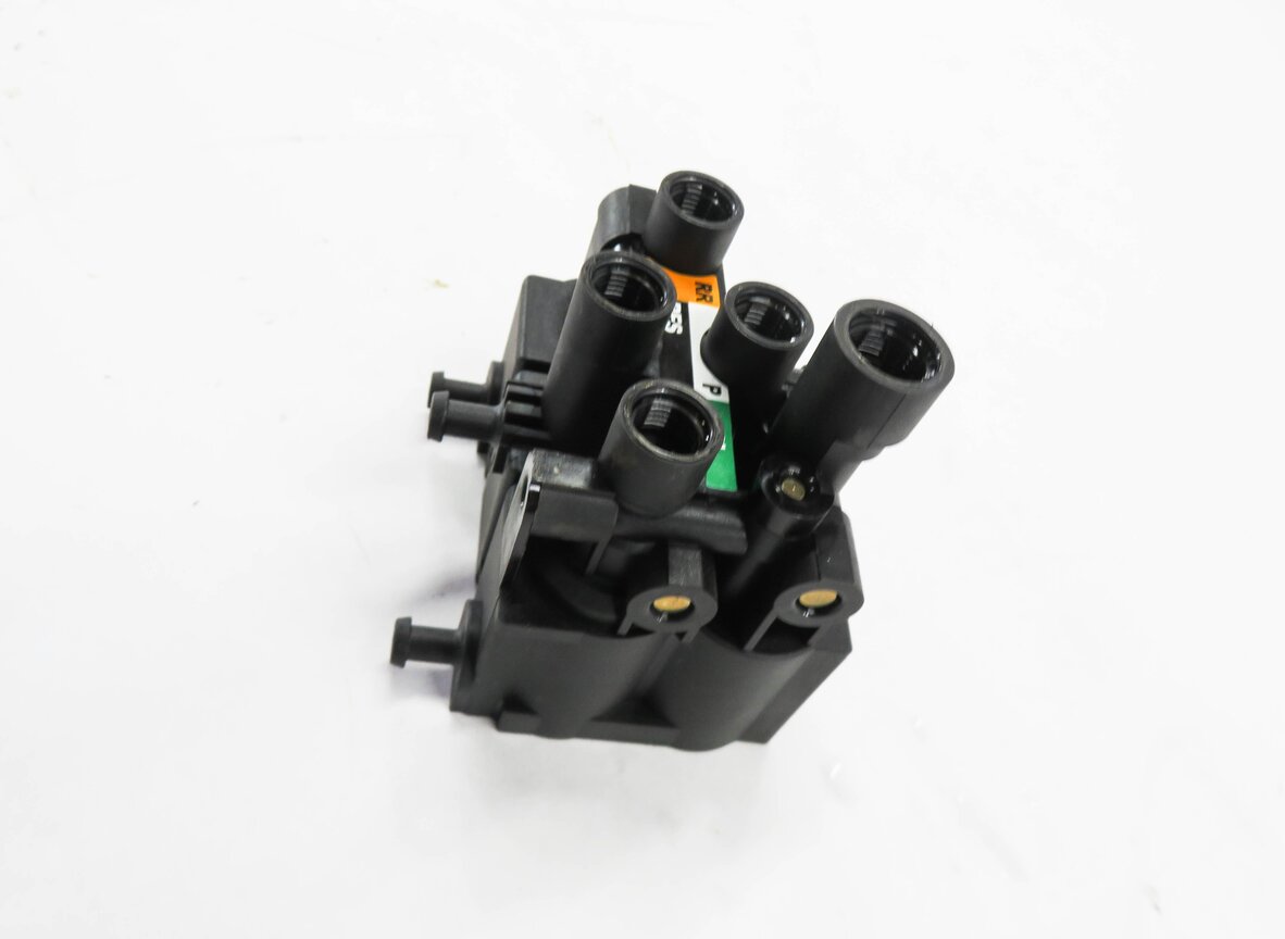 Thumbnail 3: 2013 RANGE ROVER (L405) REAR AIR SUSPENSION VALVE BLOCK