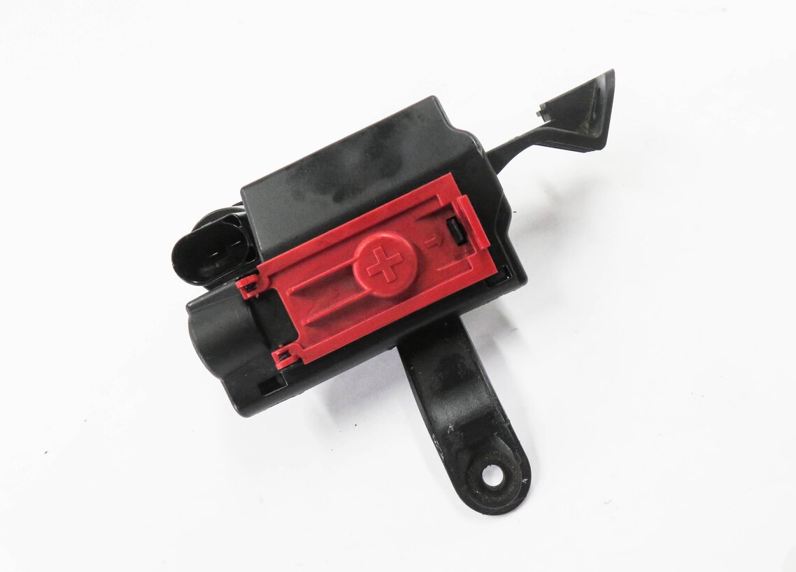 Thumbnail 1: 2018 AUDI A4 (B9 8W) POSITVIE BATTERY TERMINAL POWER SUPPLY JUNCTION BLOCK