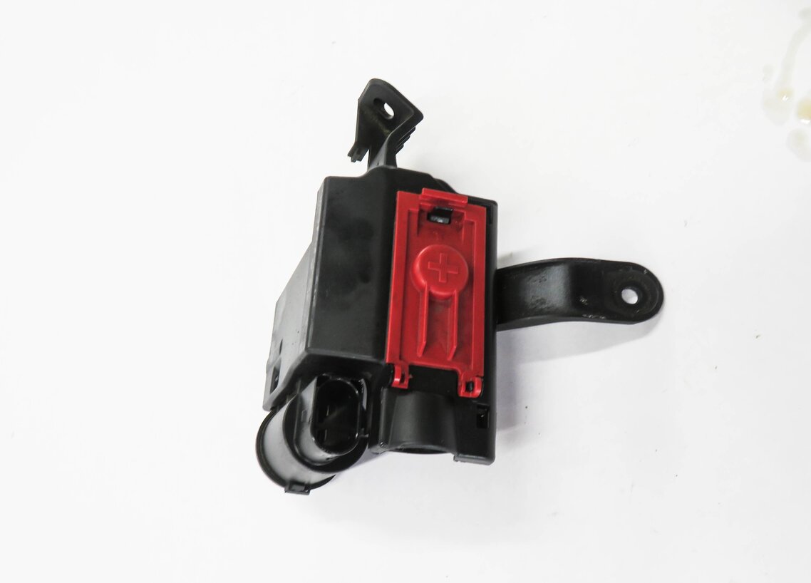Thumbnail 3: 2018 AUDI A4 (B9 8W) POSITVIE BATTERY TERMINAL POWER SUPPLY JUNCTION BLOCK