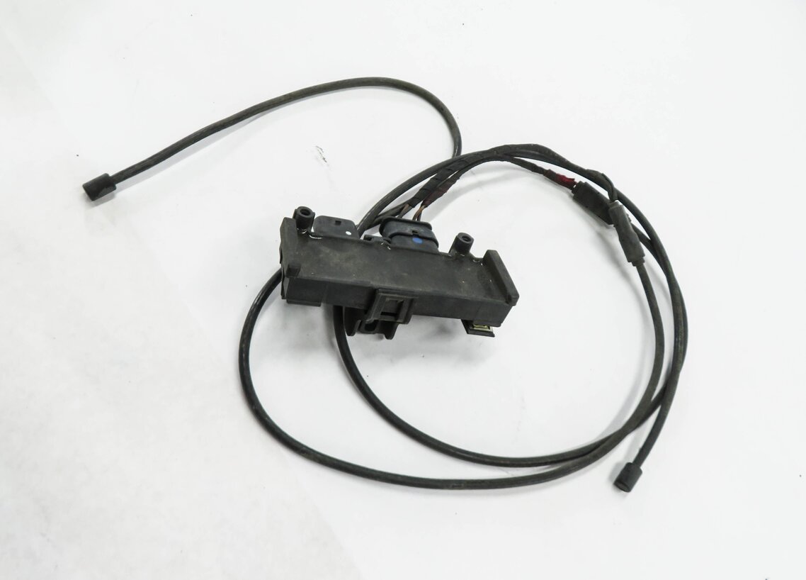Thumbnail 2: 2018 AUDI A4 (B9 8W) REAR TRUNK LIFTGATE KICK SWITCH SENSOR MODULE w/ ANTENNA
