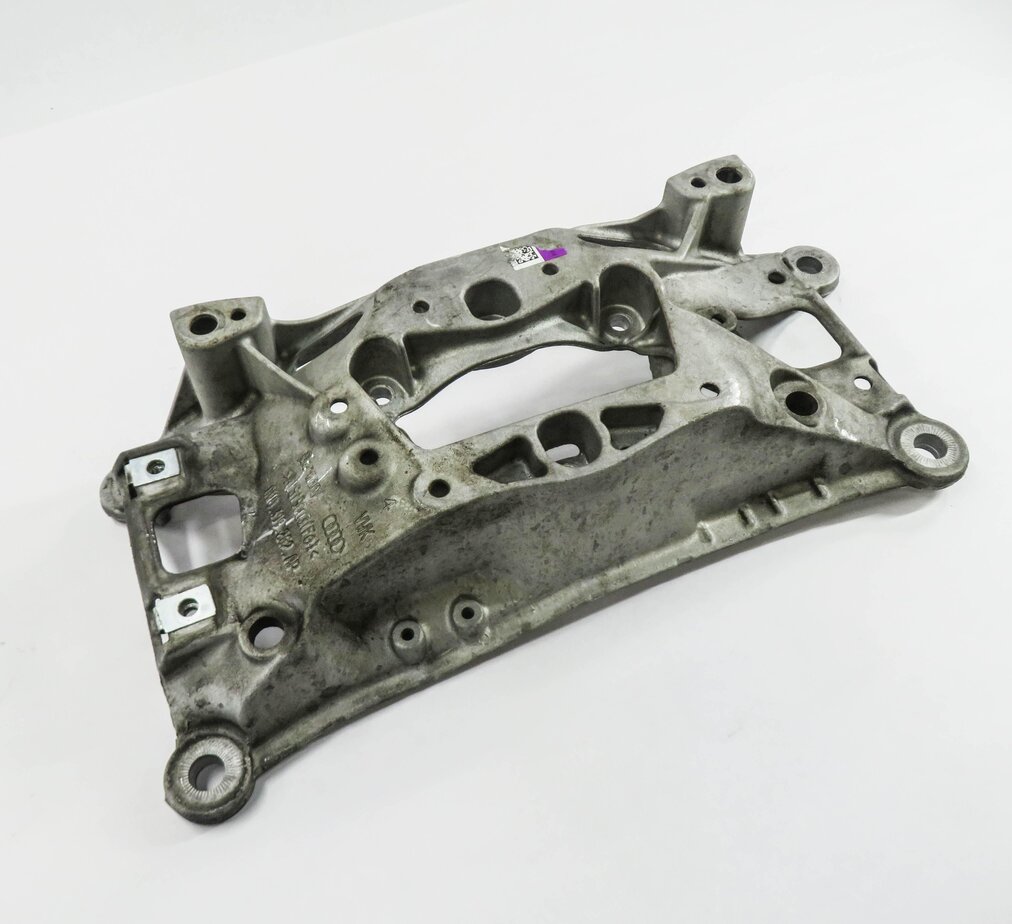 2018 AUDI A4 (B9 8W) 2.0L TURBO ENGINE - TRANSMISSION CROSSMEMBER MOUNT BRACKET