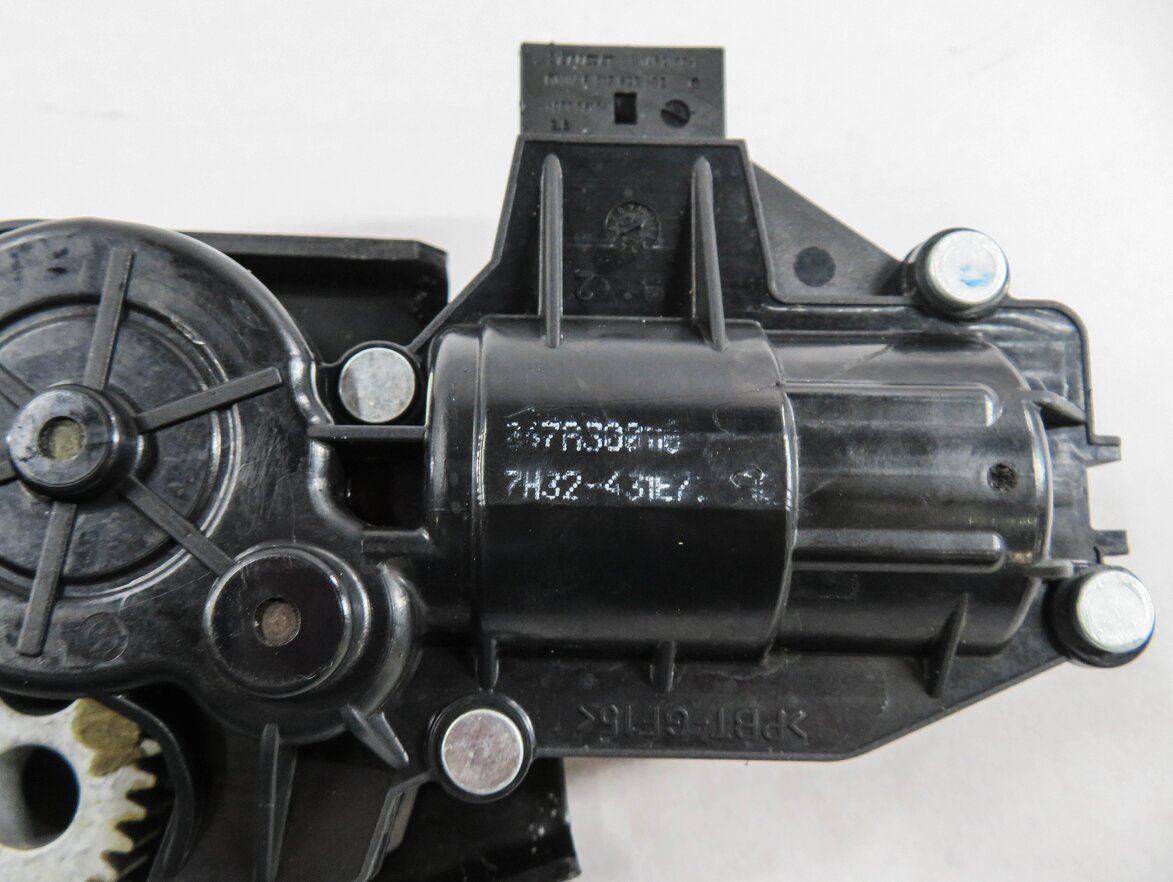 Thumbnail 8: 2010 RANGE ROVER SPORT (L320) REAR TRUNK LOCK LATCH ACTUATOR STRIKER PLATE