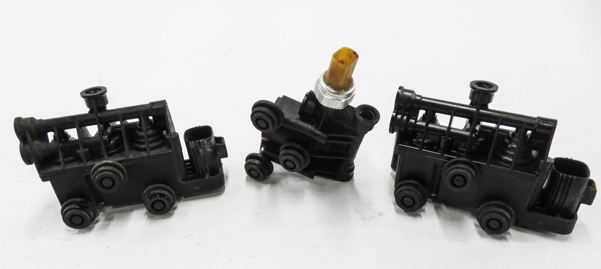 Thumbnail 2: 2010 RANGE ROVER SPORT (L320) AIR SUSPENSION VALVE BLOCK SET-3