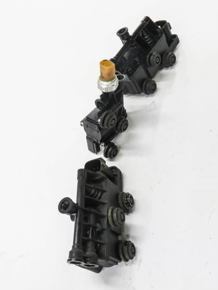 Thumbnail 3: 2010 RANGE ROVER SPORT (L320) AIR SUSPENSION VALVE BLOCK SET-3