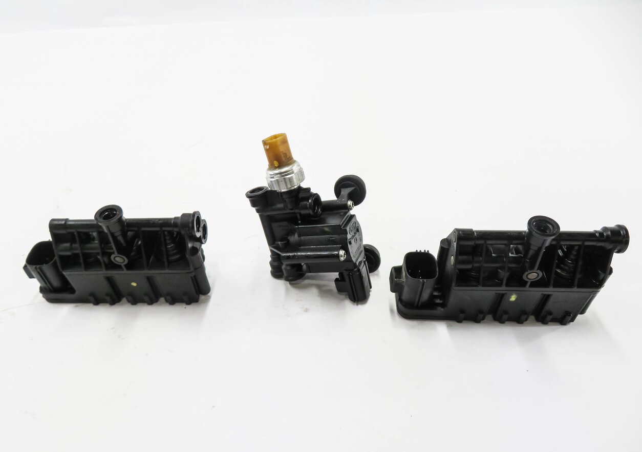 Thumbnail 5: 2010 RANGE ROVER SPORT (L320) AIR SUSPENSION VALVE BLOCK SET-3