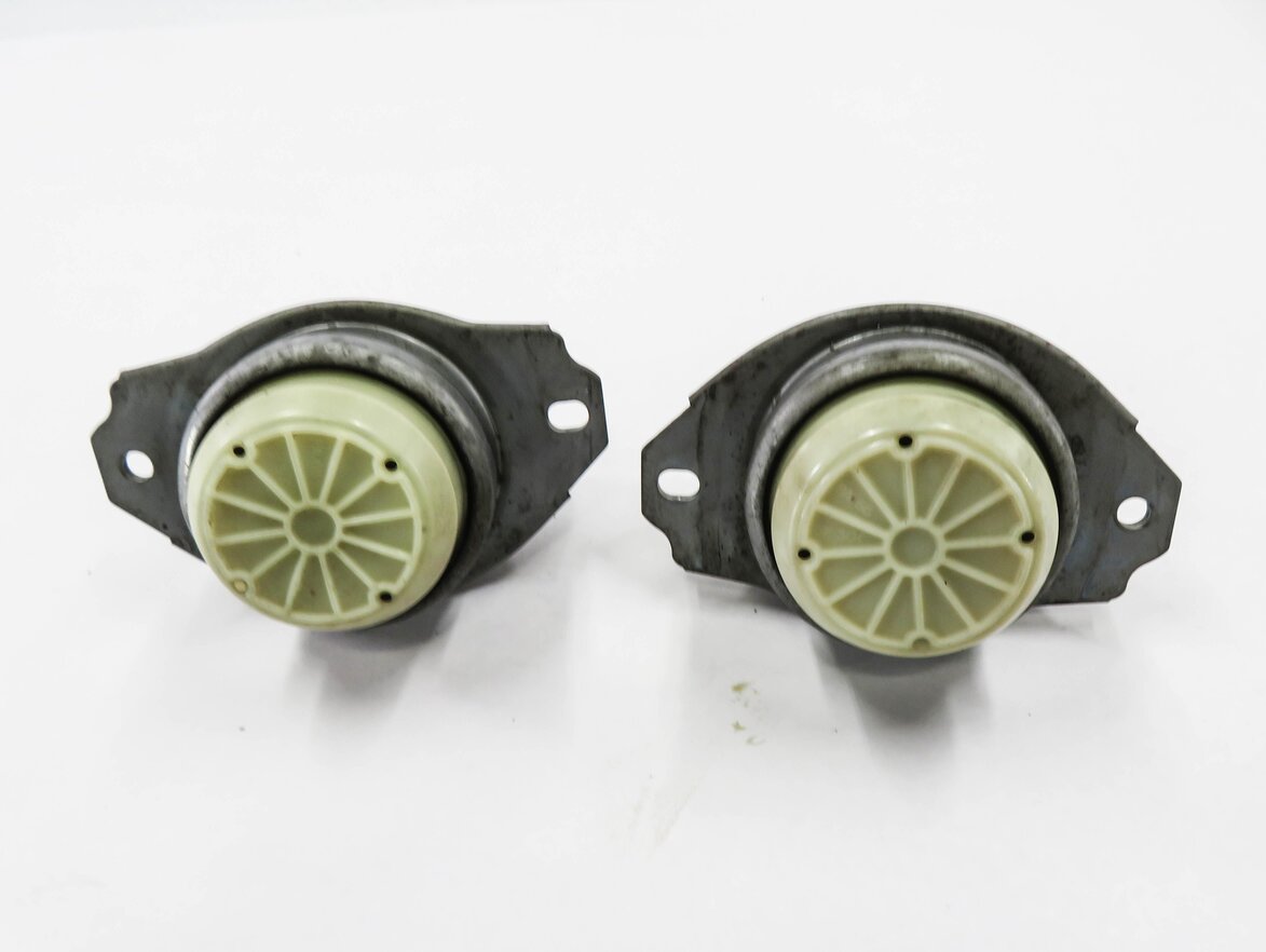 Thumbnail 2: 2010 RANGE ROVER SPORT (L320) 5.0L ENGINE LEFT & RIGHT MOTOR MOUNT BRACKET SET