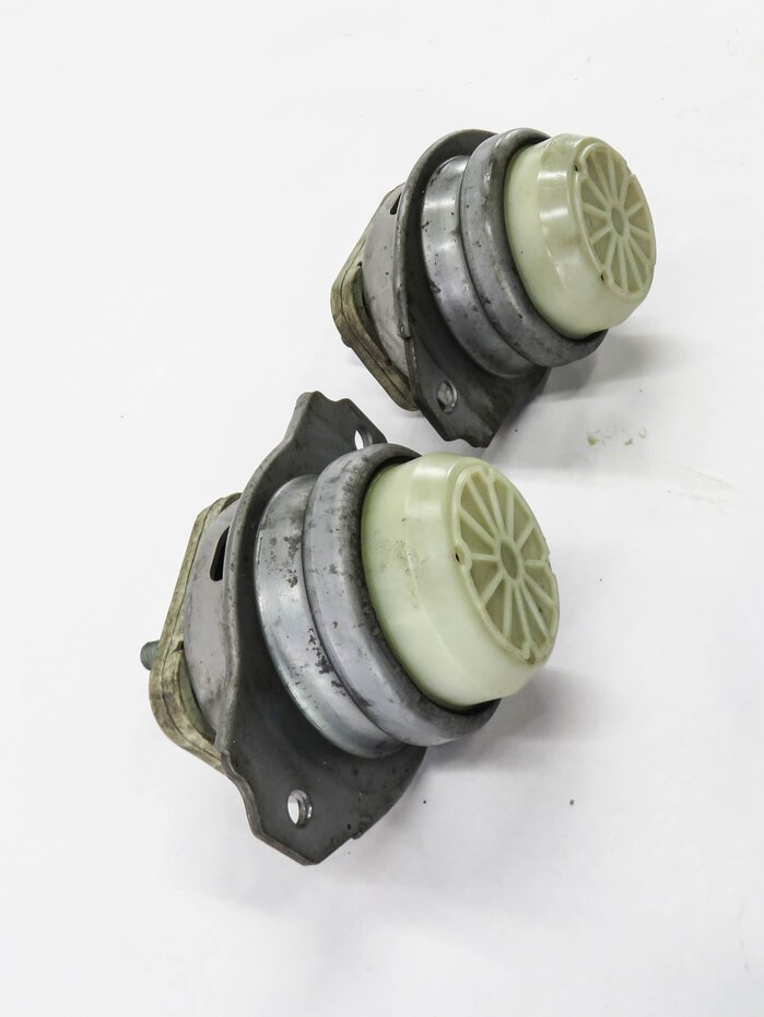 Thumbnail 4: 2010 RANGE ROVER SPORT (L320) 5.0L ENGINE LEFT & RIGHT MOTOR MOUNT BRACKET SET