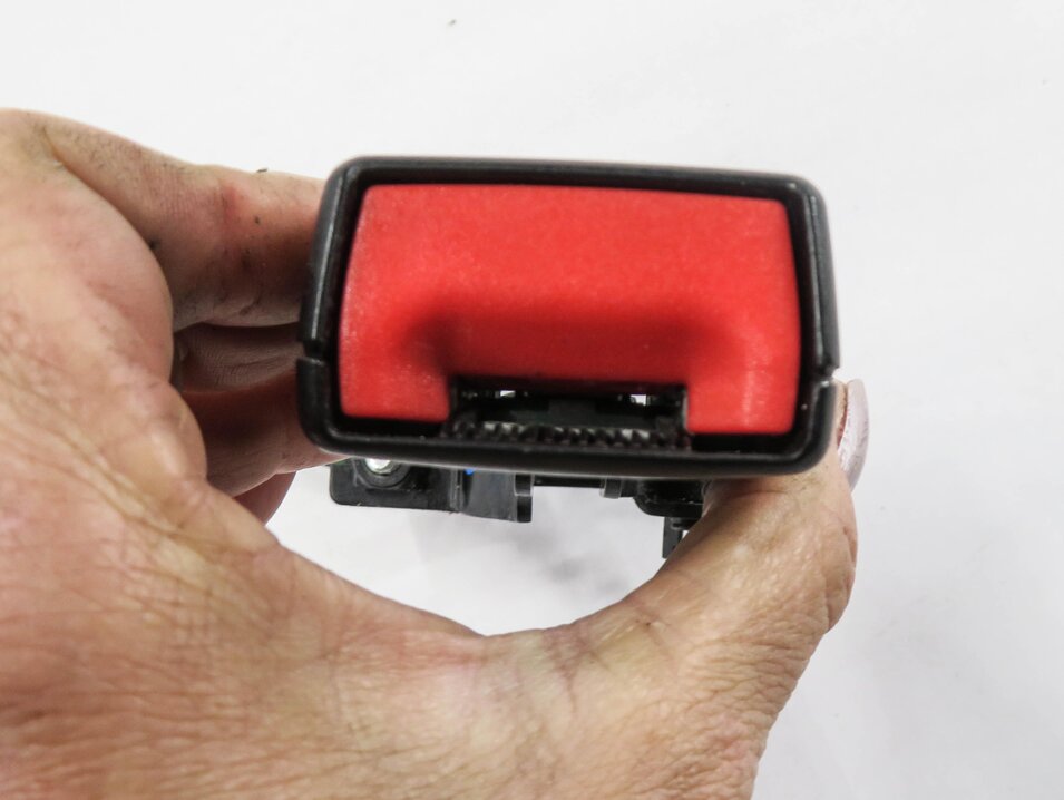 Thumbnail 6: 2010 RANGE ROVER SPORT (L320) REAR 2nd ROW SEAT - LEFT SEATBELT BUCKLE RECEIVER