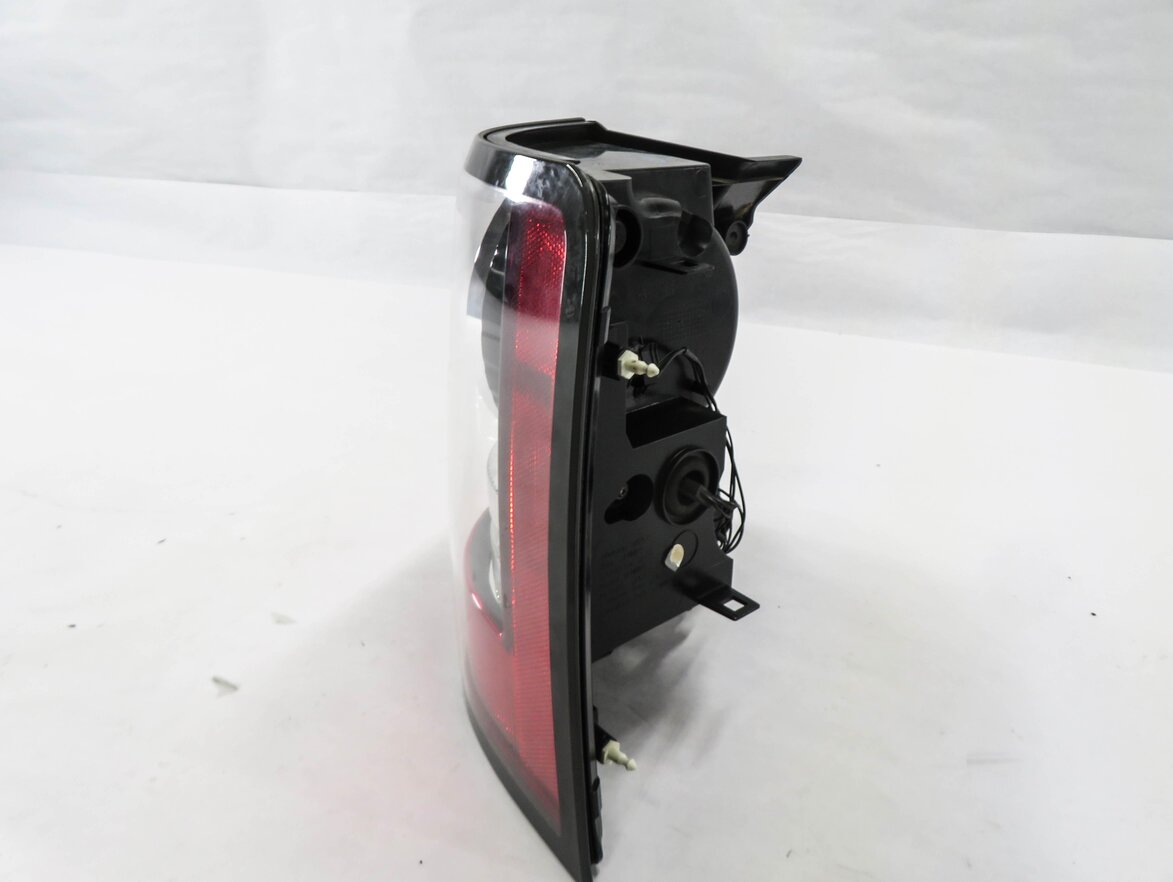 Thumbnail 4: 2010-2011 RANGE ROVER SPORT (L320) RIGHT PASSENGER TAILLIGHT BRAKE LIGHT LAMP