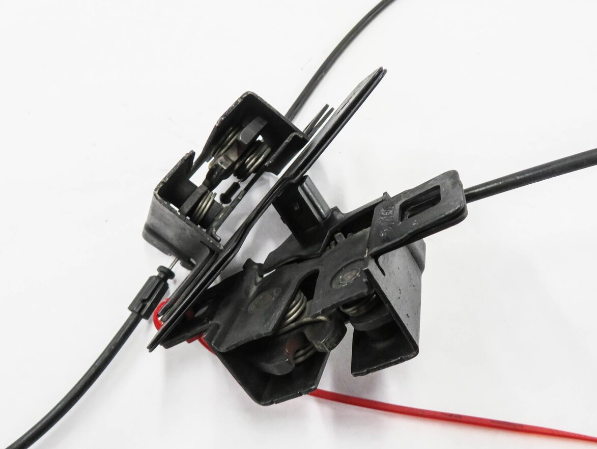Thumbnail 4: 2010 RANGE ROVER SPORT (L320) FRONT LEFT & RIGHT LOWER HOOD LOCK LATCH SET-2