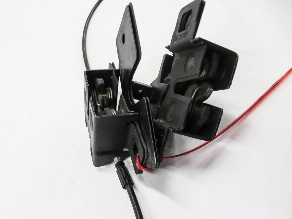 Thumbnail 5: 2010 RANGE ROVER SPORT (L320) FRONT LEFT & RIGHT LOWER HOOD LOCK LATCH SET-2
