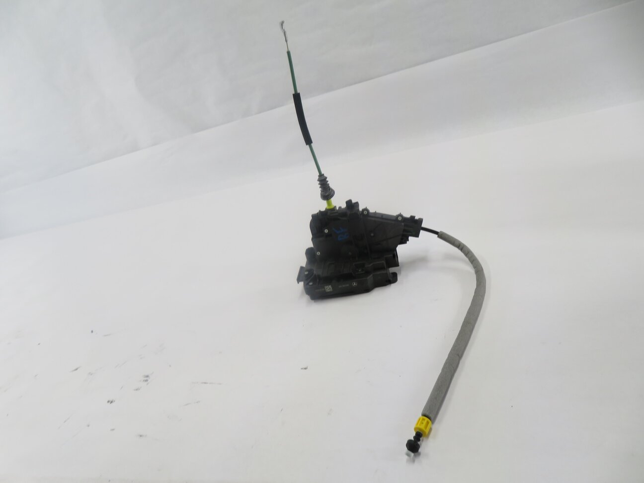 Thumbnail 2: 15-22 MERCEDES C300 C350 C400 C450 E300 E350 E400 E450 - RIGHT FRONT DOOR LATCH