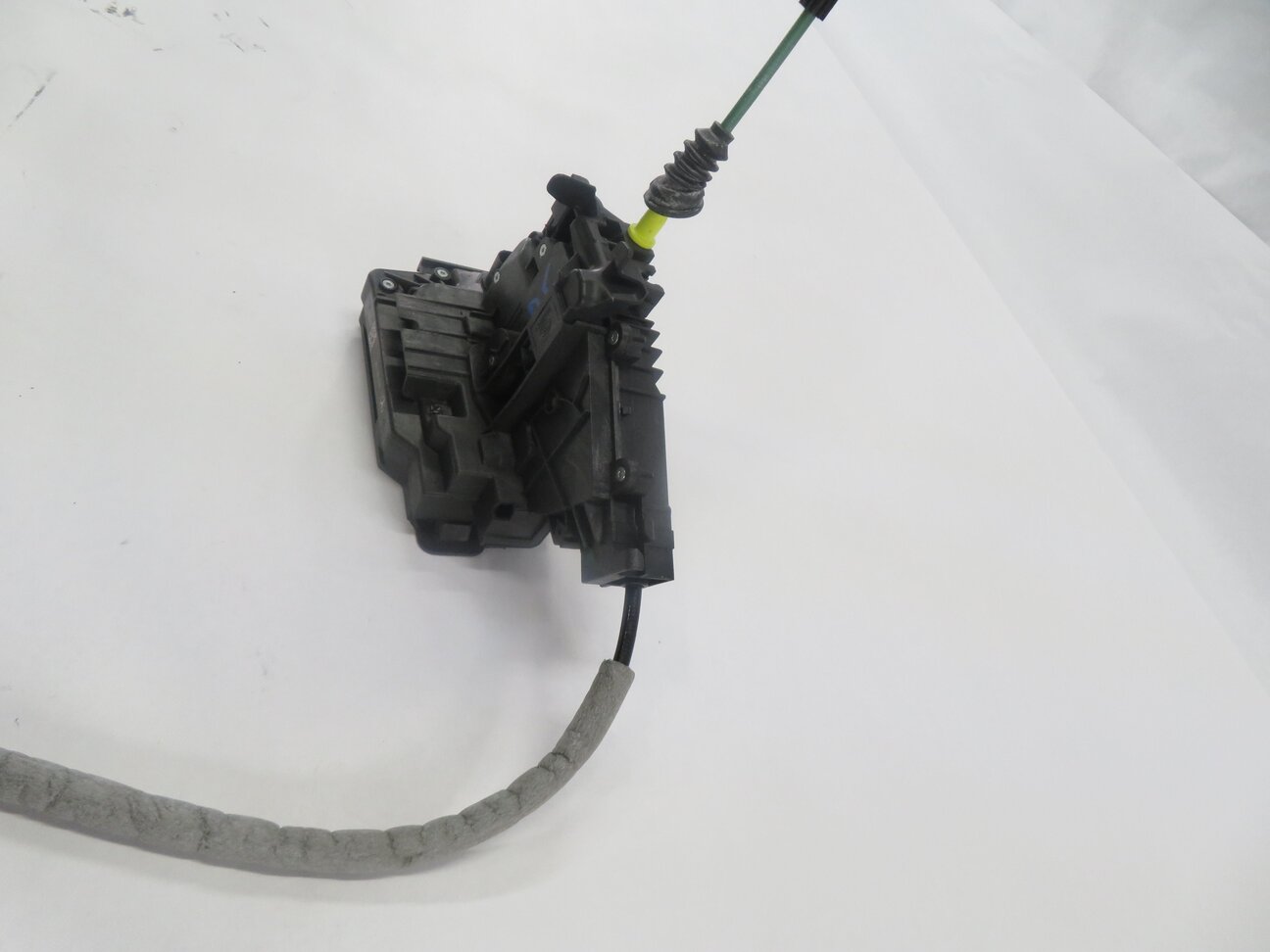 Thumbnail 3: 15-22 MERCEDES C300 C350 C400 C450 E300 E350 E400 E450 - RIGHT FRONT DOOR LATCH