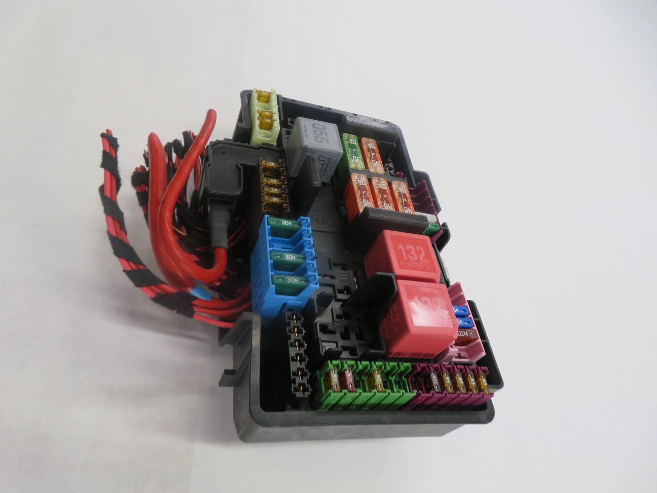 Thumbnail 4: 2016 MERCEDES C300 (W205) REAR TRUNK FUSE BOX