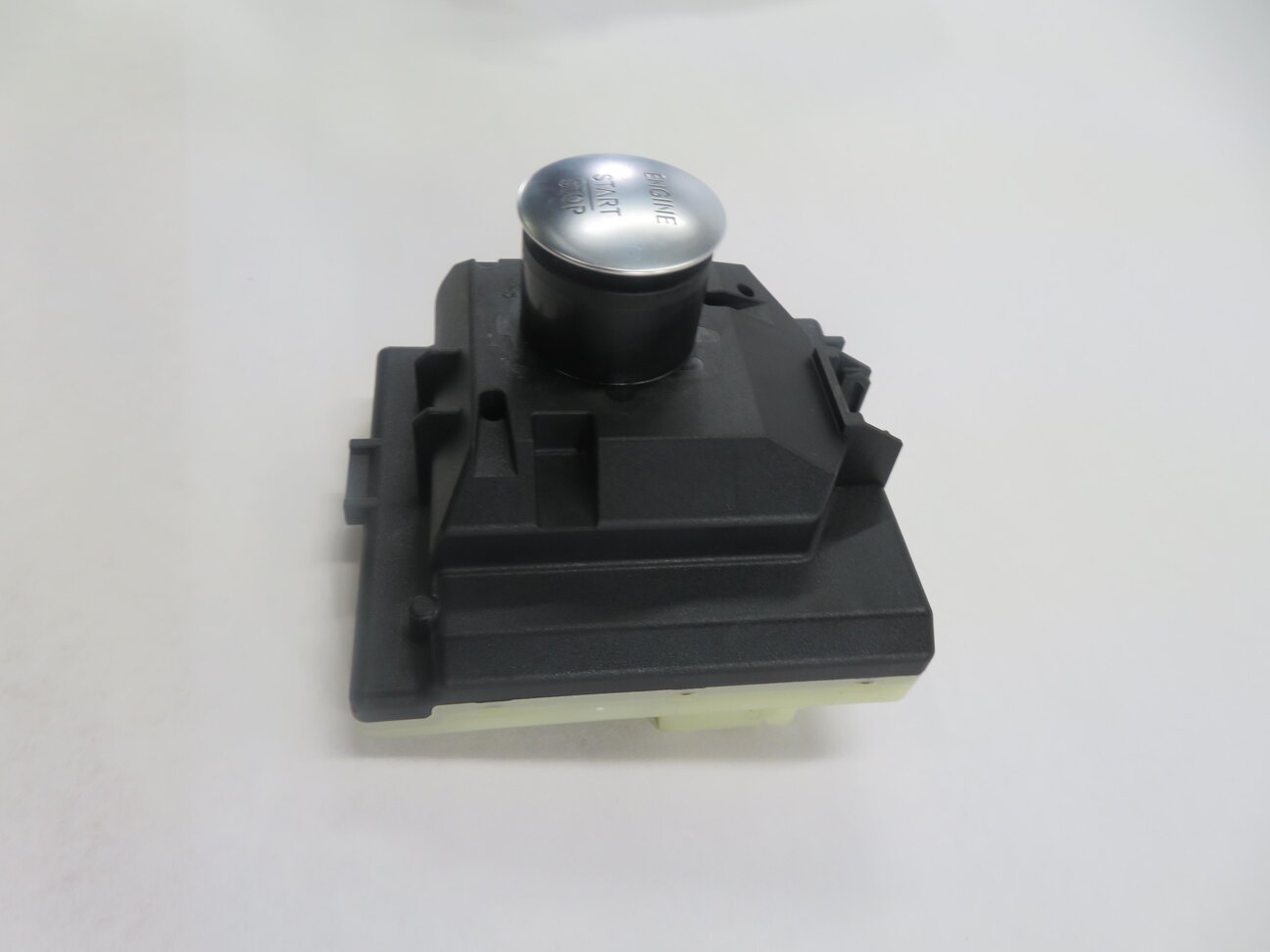 Thumbnail 3: 2016 MERCEDES C300 (W205) ENGINE START STOP SWITCH BUTTON