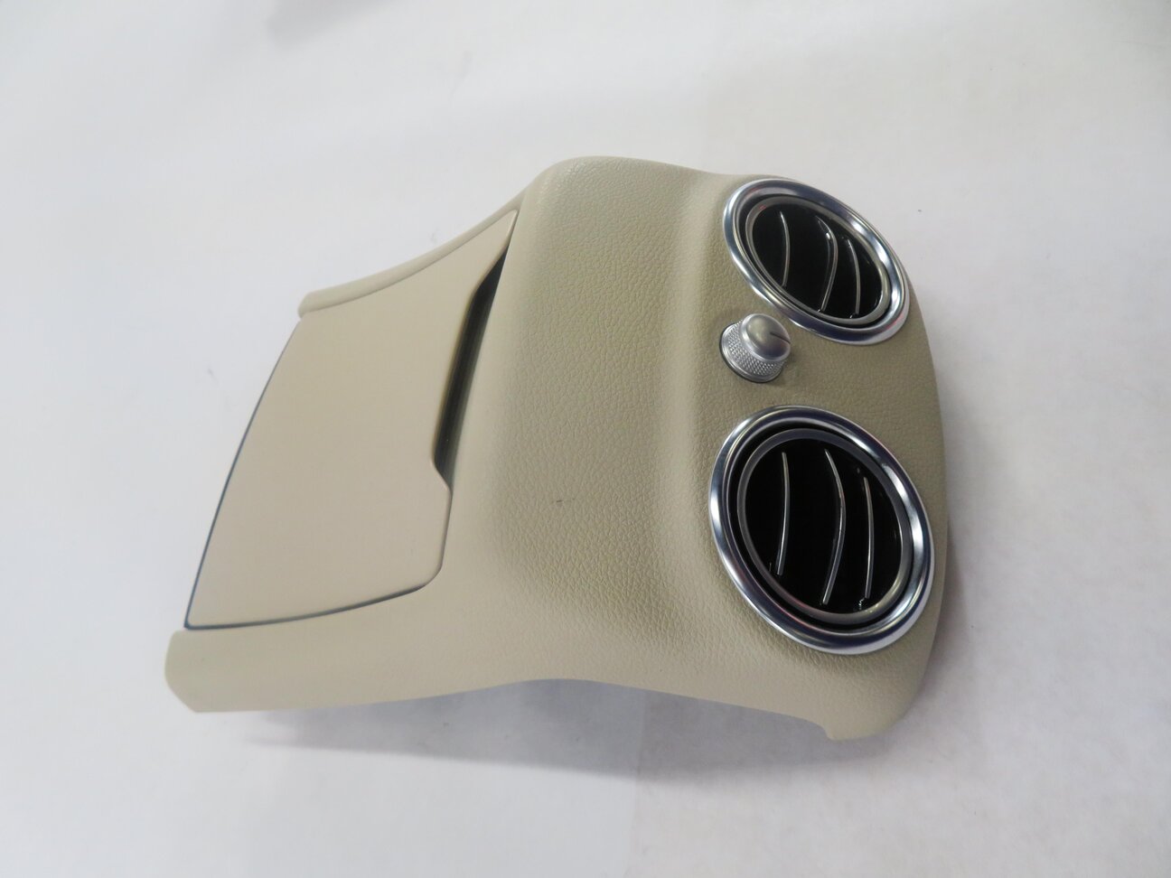 Thumbnail 4: 2016 MERCEDES C300 (W205) REAR CENTER CONSOLE HEATER AC AIR VENT w/ TRIM (BEIGE)
