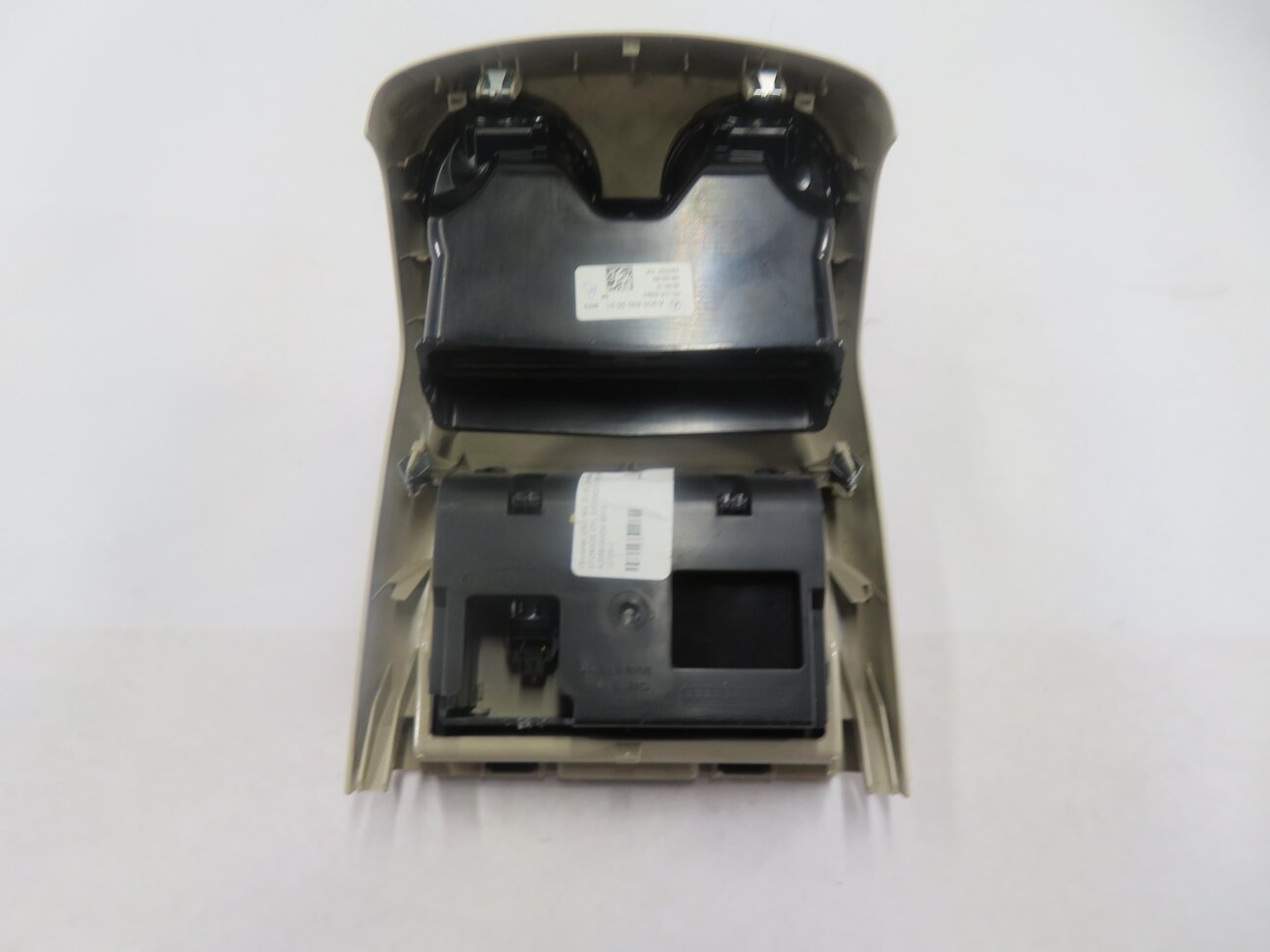 Thumbnail 8: 2016 MERCEDES C300 (W205) REAR CENTER CONSOLE HEATER AC AIR VENT w/ TRIM (BEIGE)