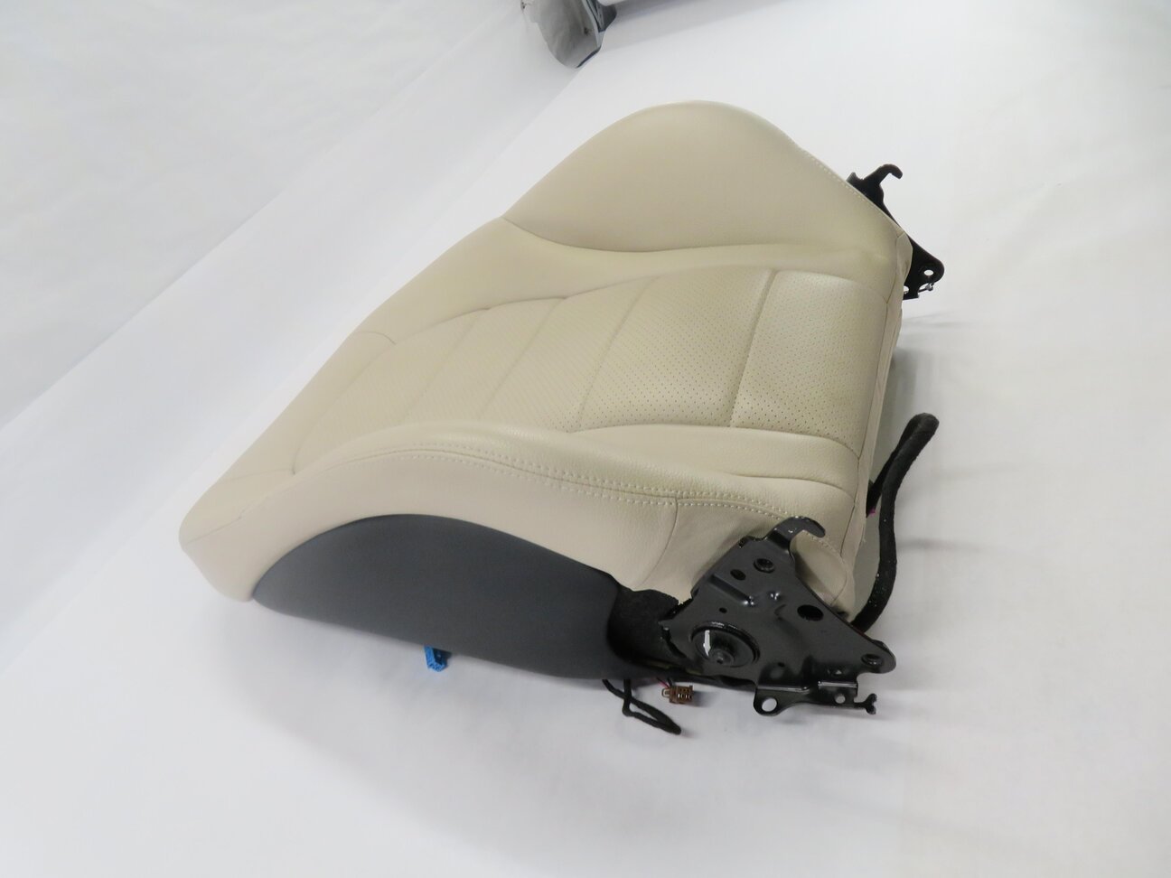 Thumbnail 3: 2016 MERCEDES C300 (W205) PASSENGER - UPPER TOP HEATED SEAT CUSHION (BEIGE)