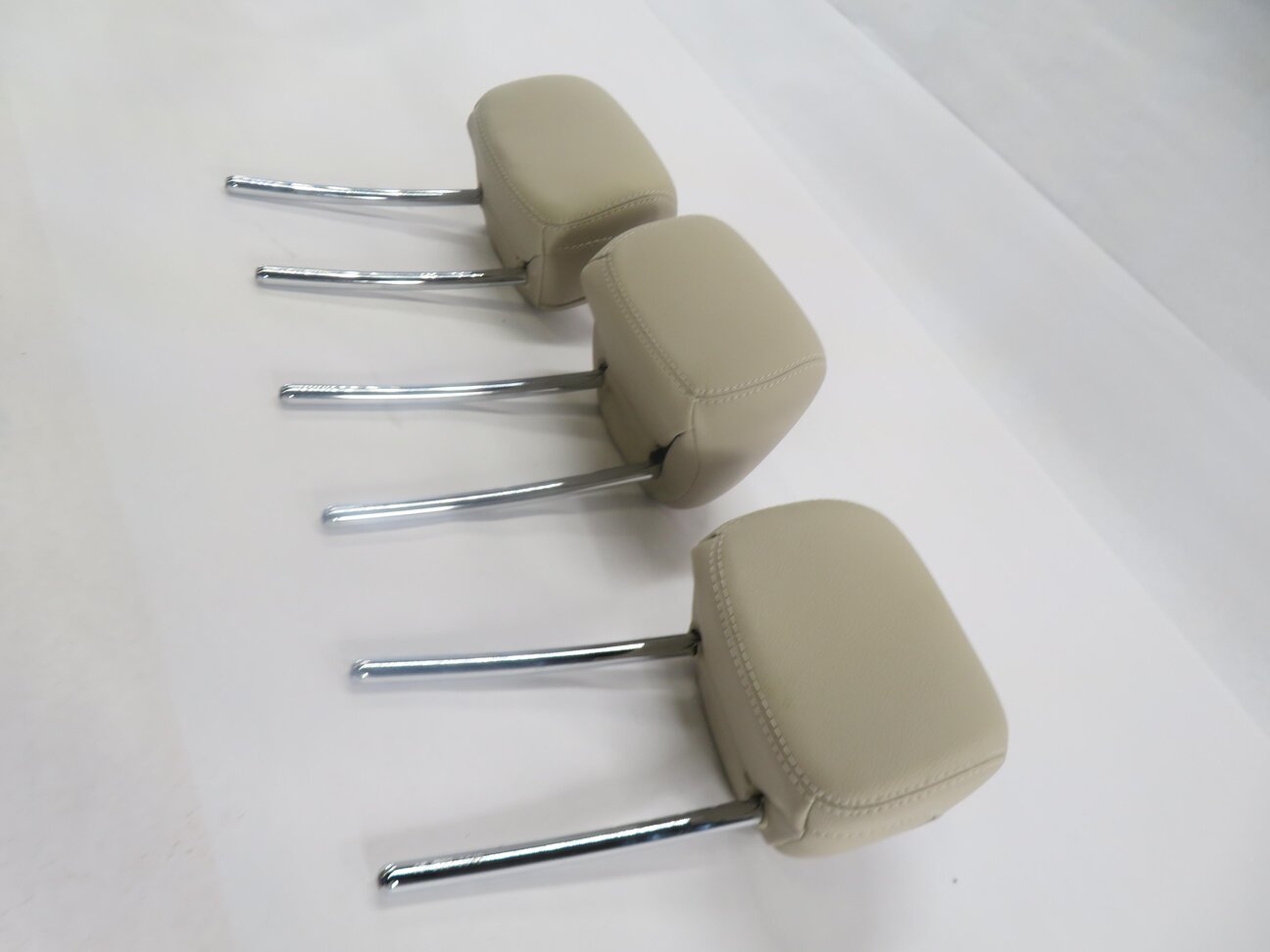 Thumbnail 4: 2016 MERCEDES C300 (W205) SEDAN - REAR SEAT HEADREST SET-3 (BEIGE 115A)