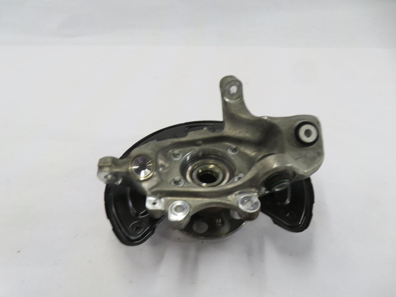 Thumbnail 2: 2015-2021 MERCEDES C300 C350 C400 (W205) SEDAN - LEFT REAR SPINDLE KNUCKLE HUB